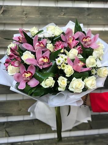 Букет цветов из: Розы и Хризантемы в Трехгорном
