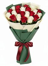 Букет Микс из красных и белых роз в Трехгорном