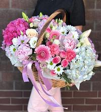 Цветочная композиция из Розы, Хризантемы, Пионы и Лизиантусы в корзине в Трехгорном
