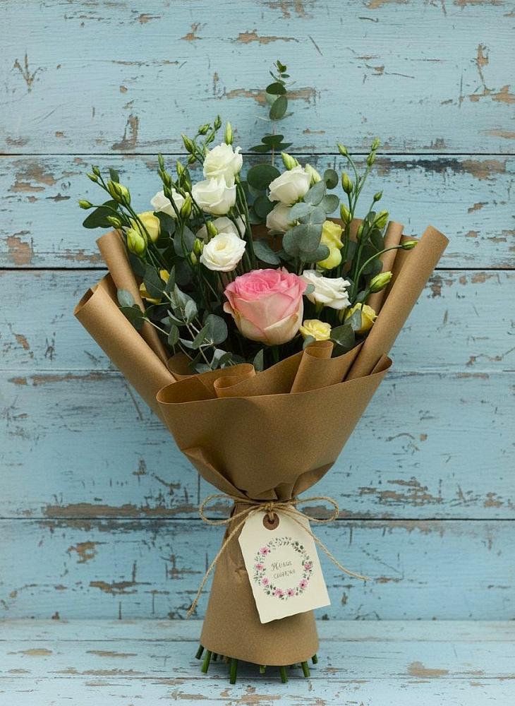 Букет цветов из: Розы и Лизиантусы в Трехгорном